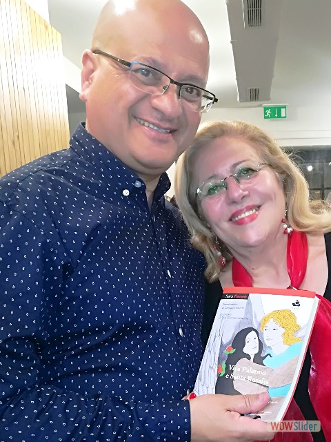 il Ministro Deo Debattista regge il libro VIVA PALERMO E SANTA ROSALIA con l'autrice Sara Favar