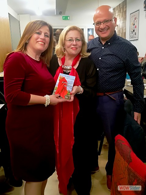 Sara Favar, al centro con il Ministro Deo Debattista, la moglie e il libro di Sara IL CORAGGIO DELLE DONNE