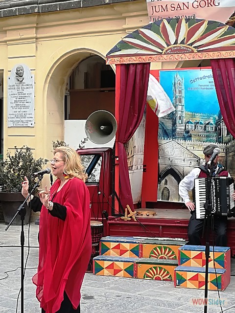 Sara Favar canta a Floriana